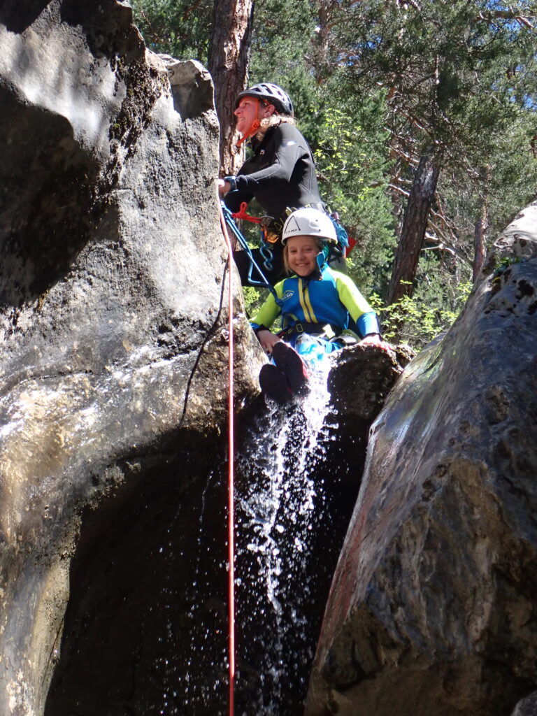 Départ d'une descente en rappel en canyoning