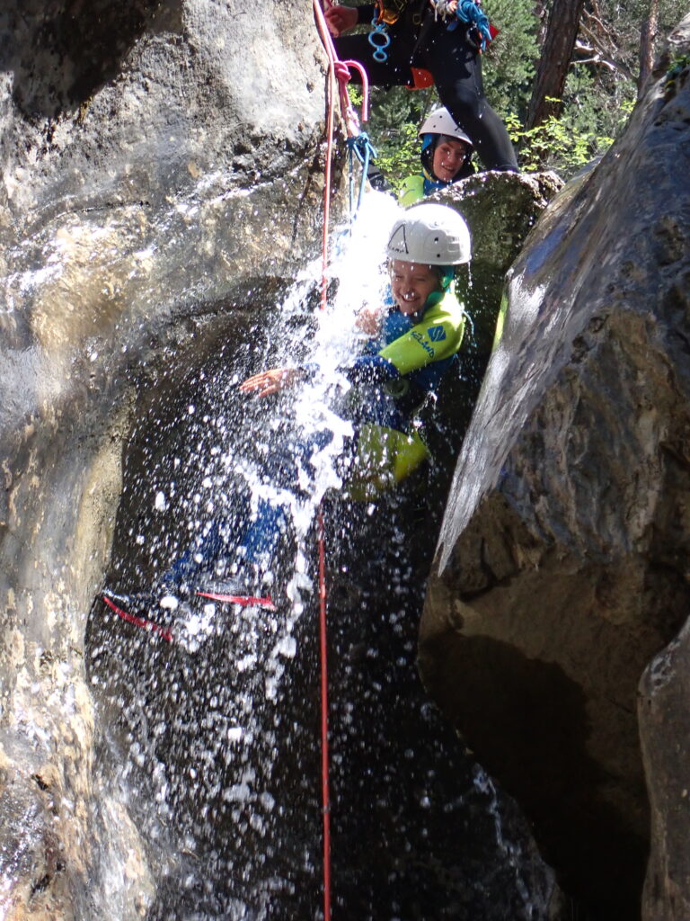 Descente en rappel arrosé d'un enfant