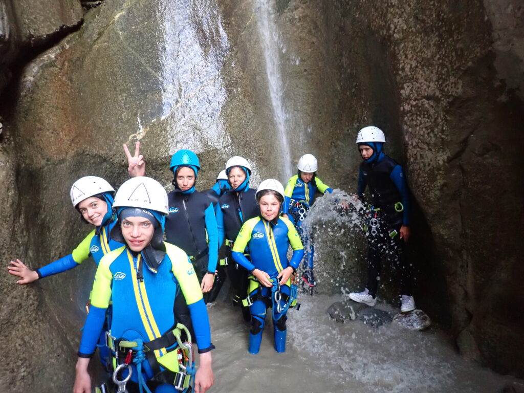 Groupe d'enfants encadrés par un moniteur de canyoning