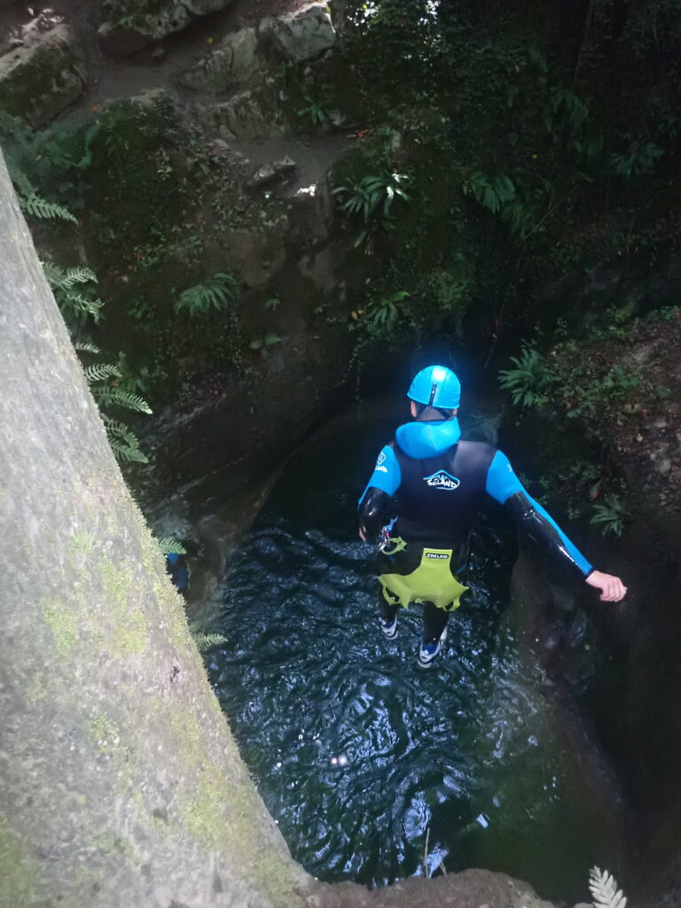 une personne qui saute dans une vasque profonde