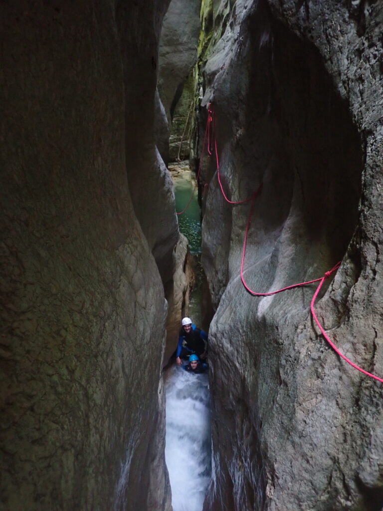 Personne dans une étroiture en canyon